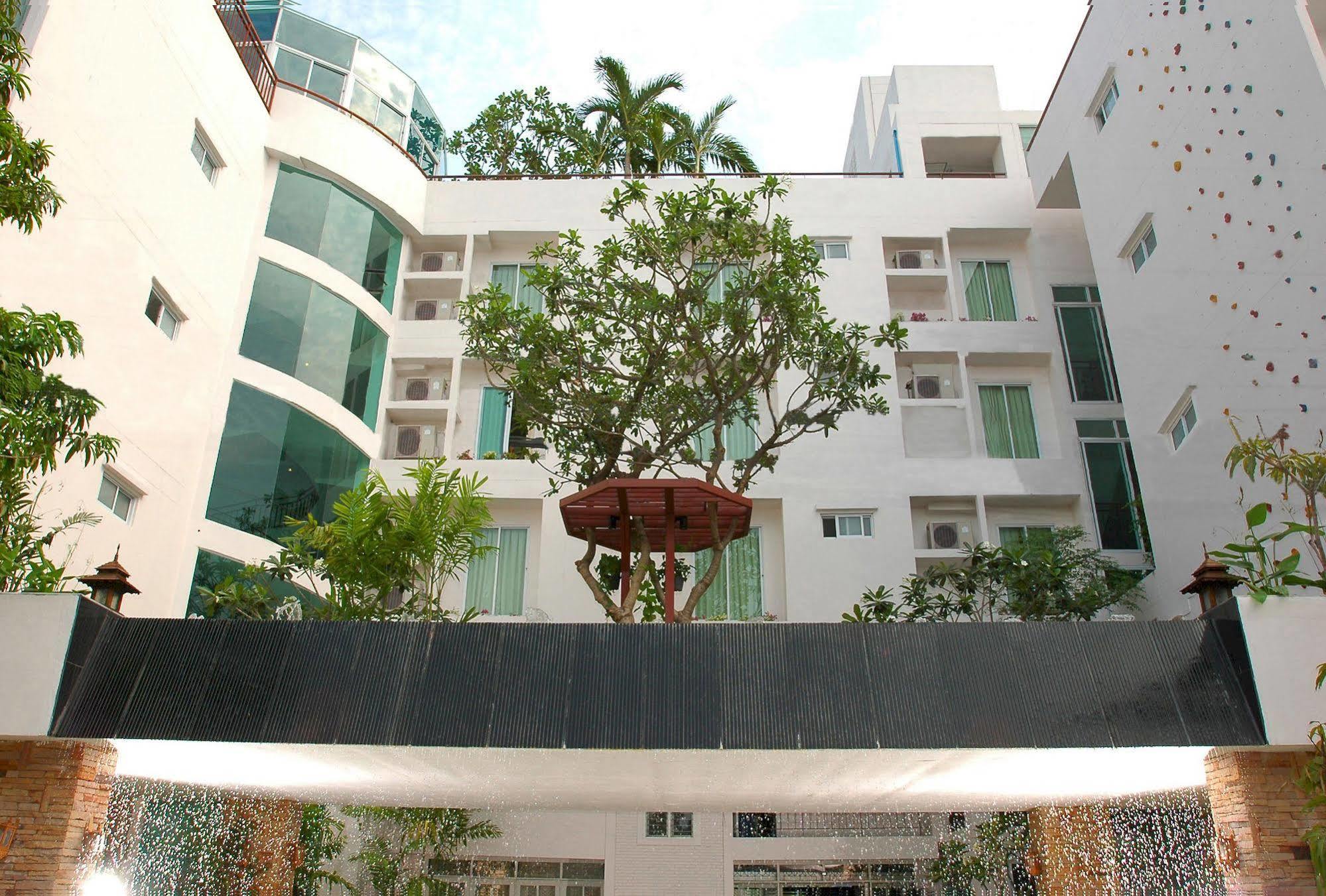 Bansabai Hostelling International Bangkok Extérieur photo