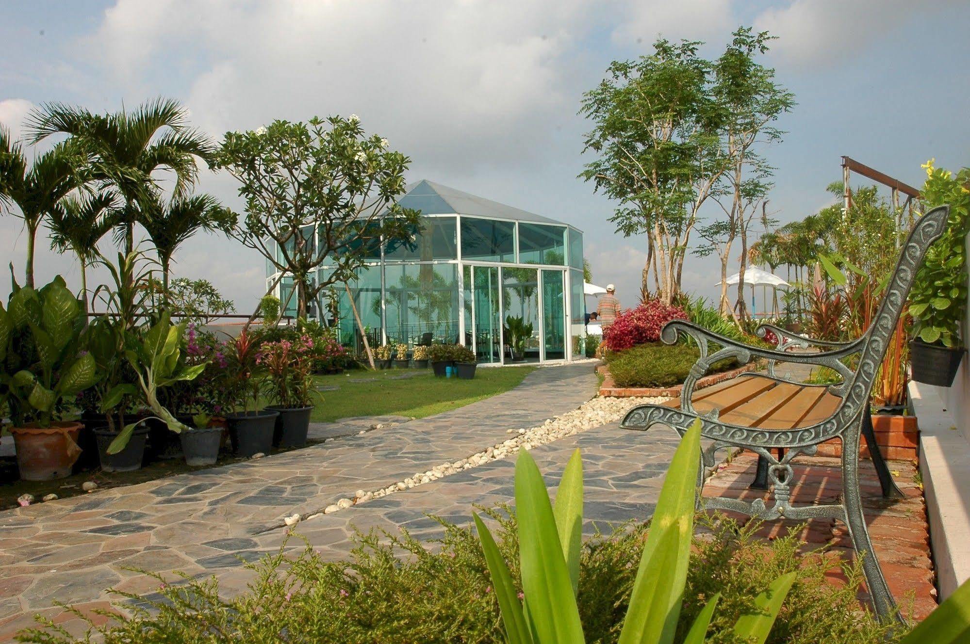 Bansabai Hostelling International Bangkok Extérieur photo