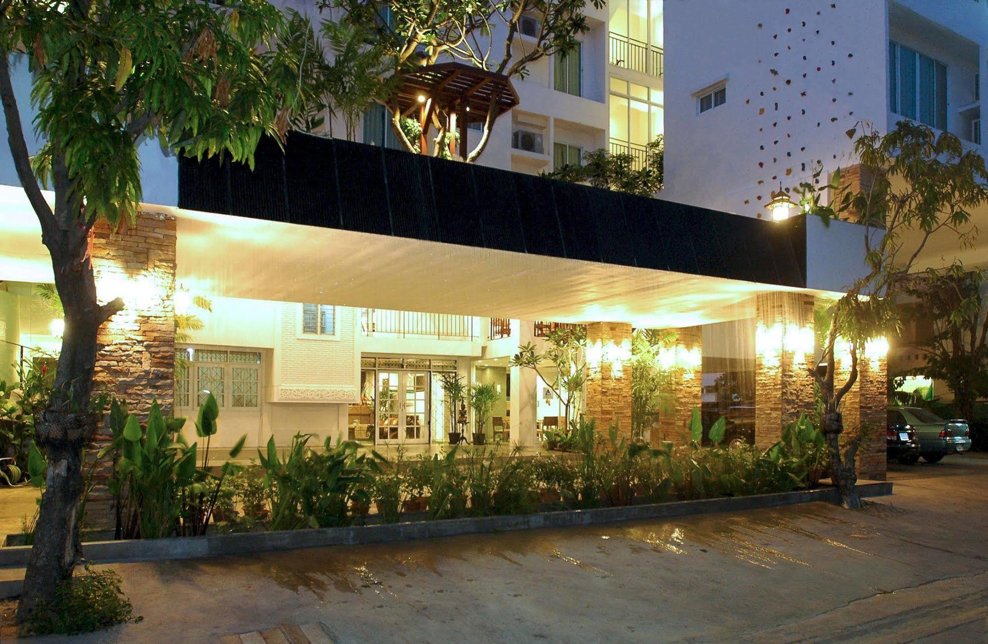 Bansabai Hostelling International Bangkok Extérieur photo