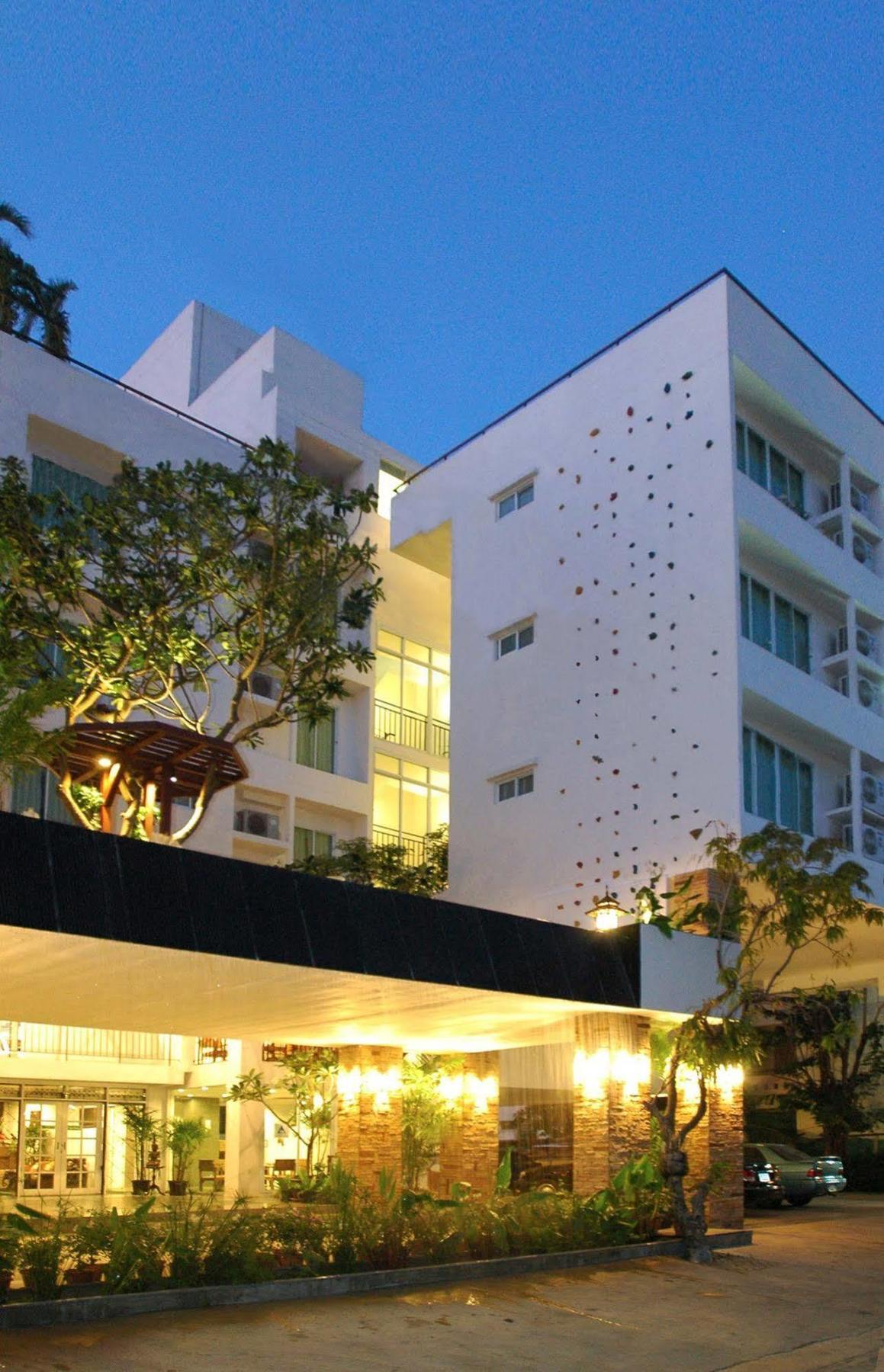 Bansabai Hostelling International Bangkok Extérieur photo